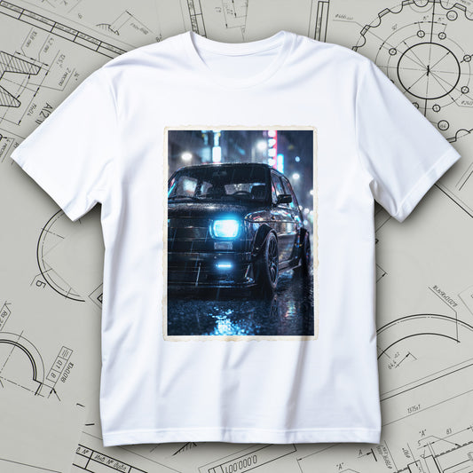 Koszulka z nadrukiem auta nocą w deszczu, jasny reflektor i neonowe odbicia na mokrym asfalcie