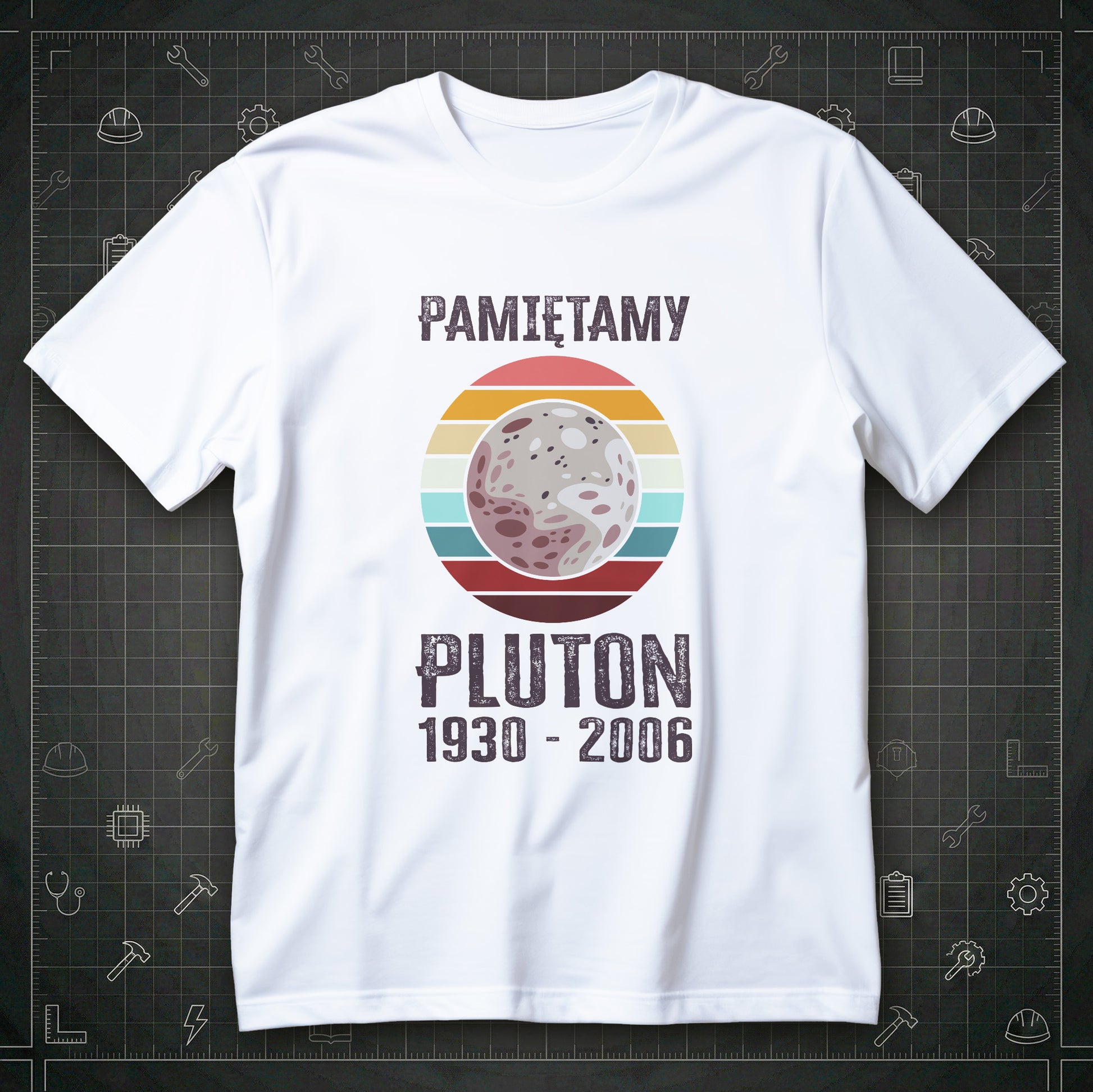 Koszulka Pluton PAMIĘTAMY PLUTON 1930 - 2006, retro pasy i planeta na środku nadruku