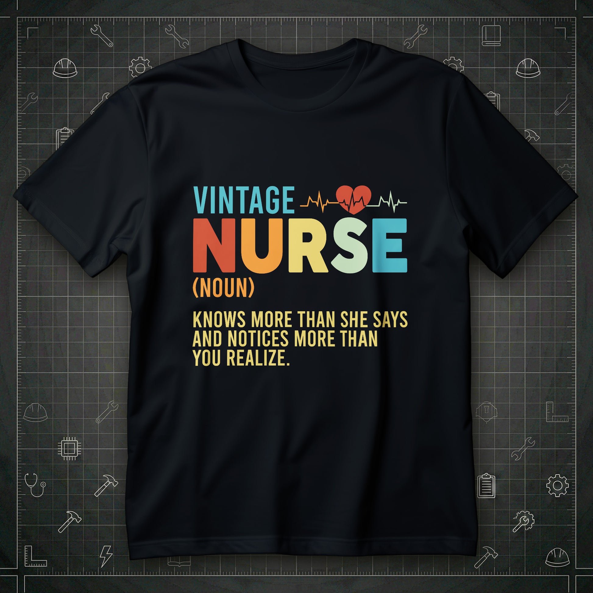 Koszulka Vintage Nurse z napisem VINTAGE NURSE (NOUN) i linią EKG z sercem na czarnym tle
