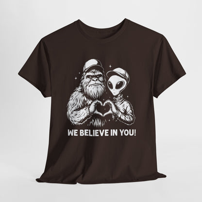 „We Believe in you!” – Wielka Stopa i Obcy robiący serce