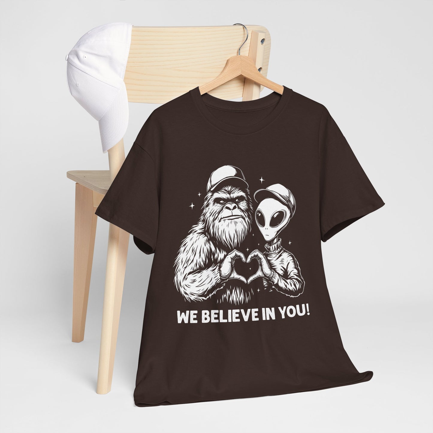 „We Believe in you!” – Wielka Stopa i Obcy robiący serce
