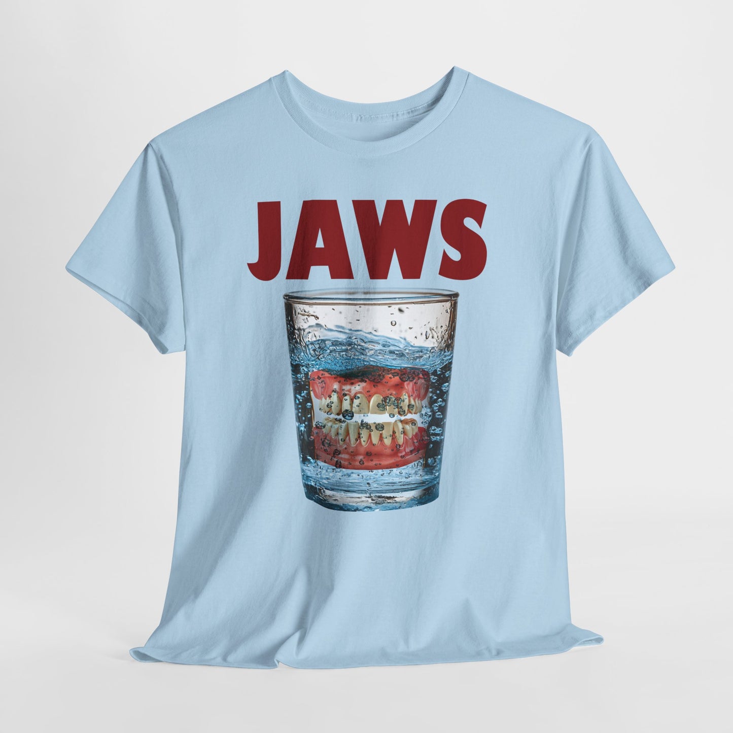 "Jaws" - parodia z protezą w szklance wody