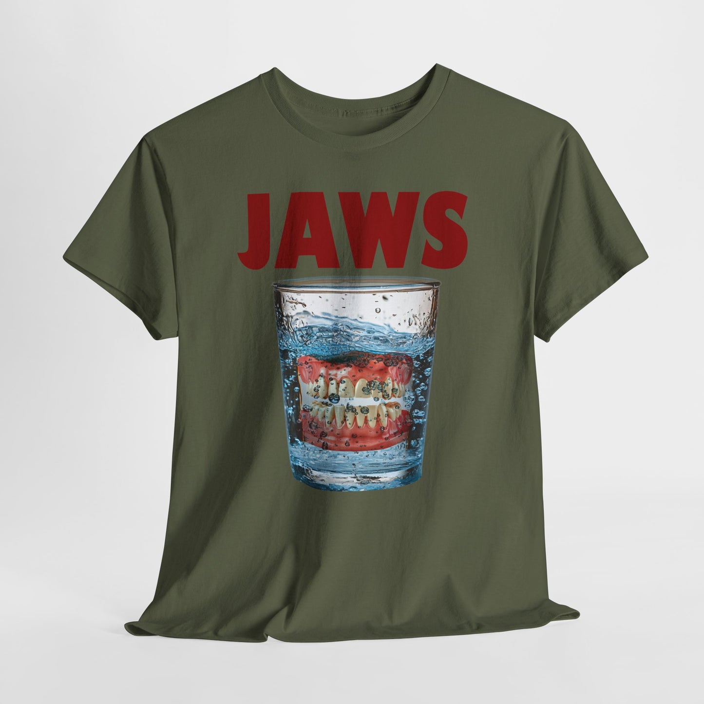 "Jaws" - parodia z protezą w szklance wody