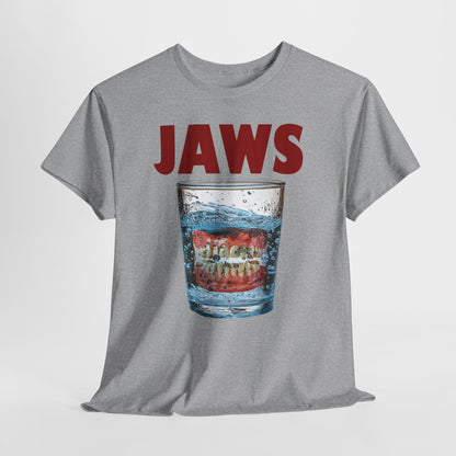 "Jaws" - parodia z protezą w szklance wody