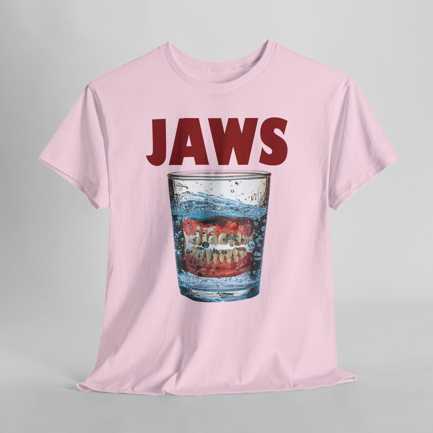 "Jaws" - parodia z protezą w szklance wody