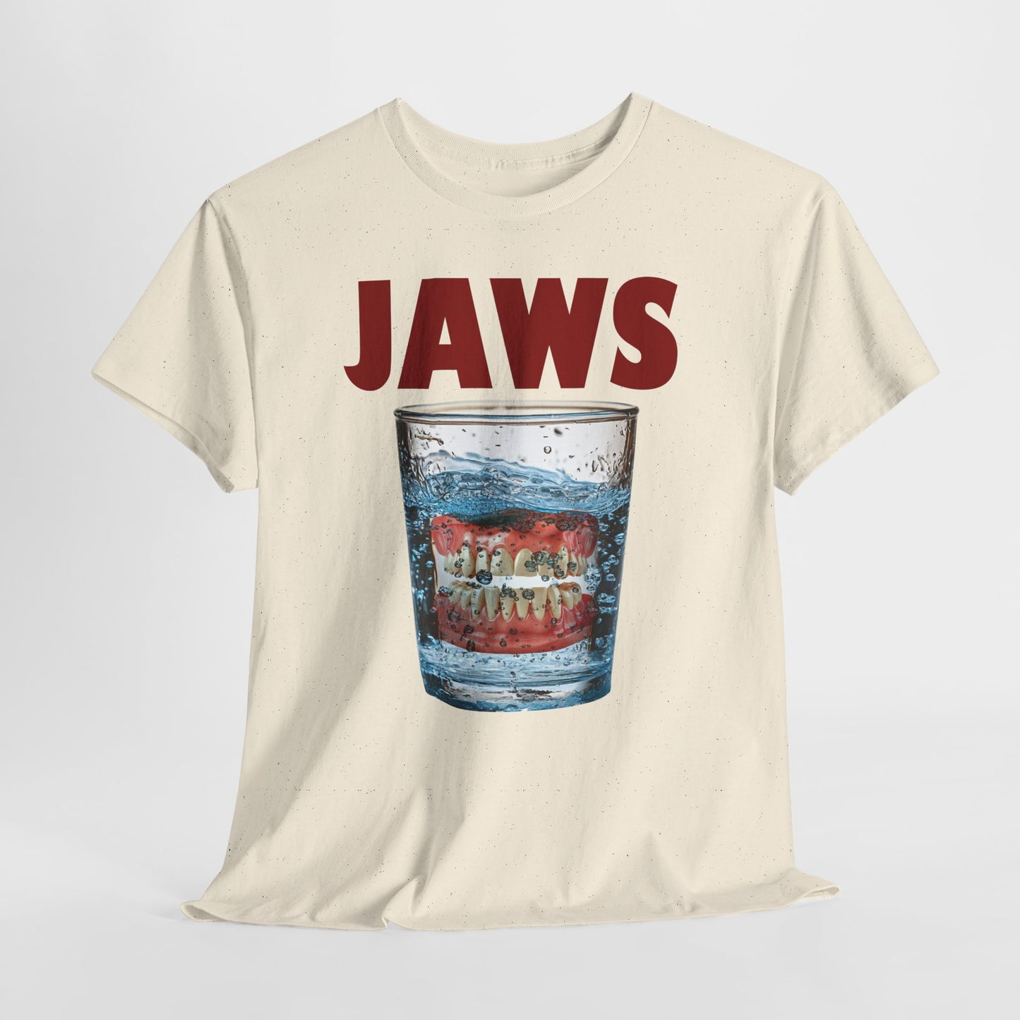 "Jaws" - parodia z protezą w szklance wody