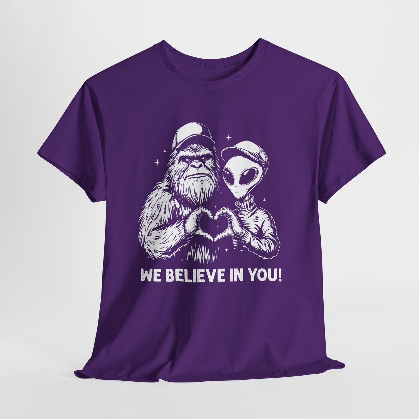 „We Believe in you!” – Wielka Stopa i Obcy robiący serce