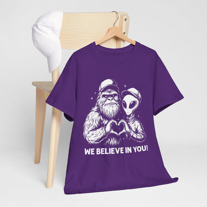 „We Believe in you!” – Wielka Stopa i Obcy robiący serce