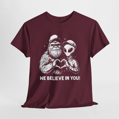 „We Believe in you!” – Wielka Stopa i Obcy robiący serce