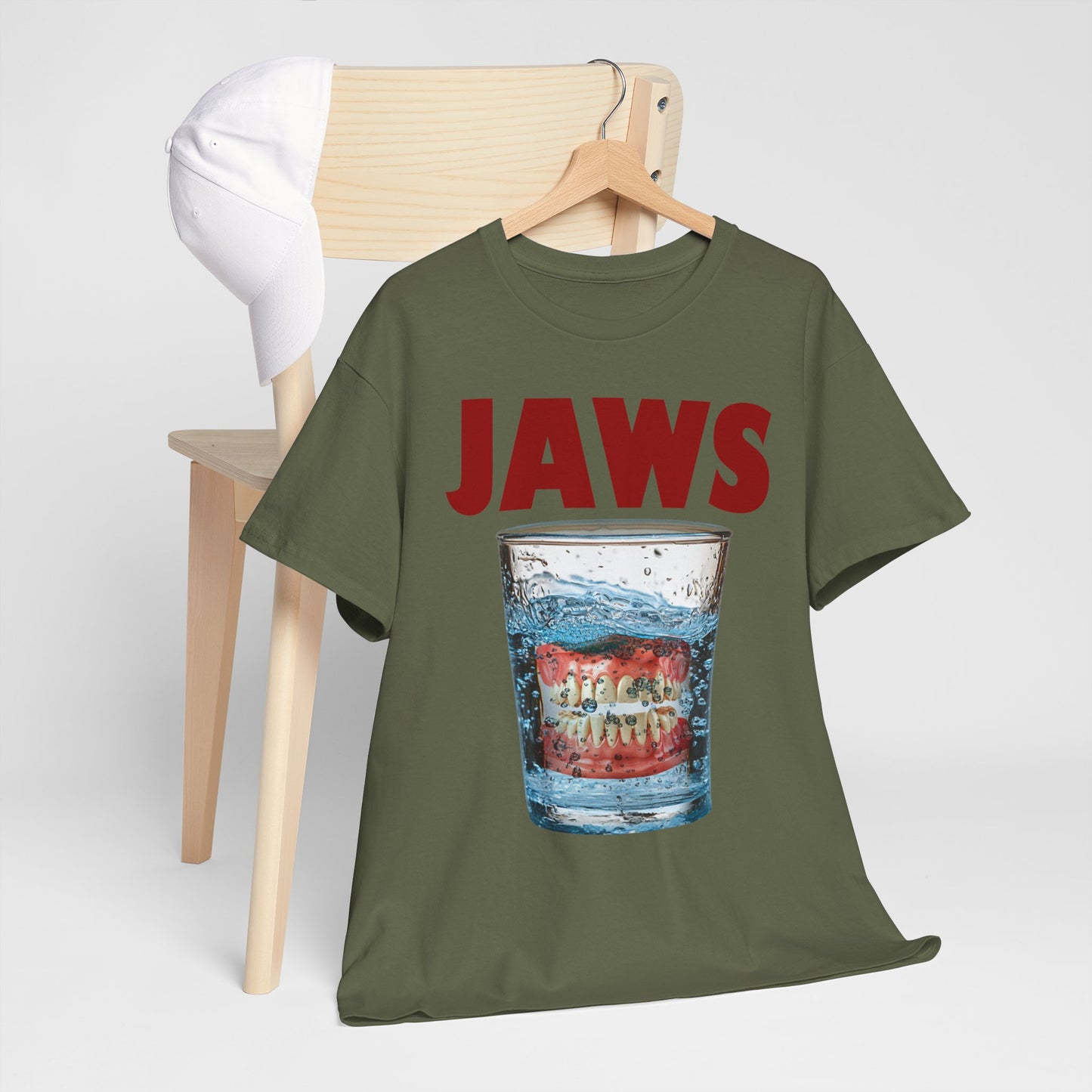 "Jaws" - parodia z protezą w szklance wody