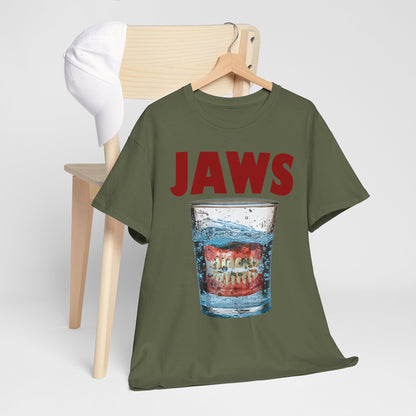 "Jaws" - parodia z protezą w szklance wody