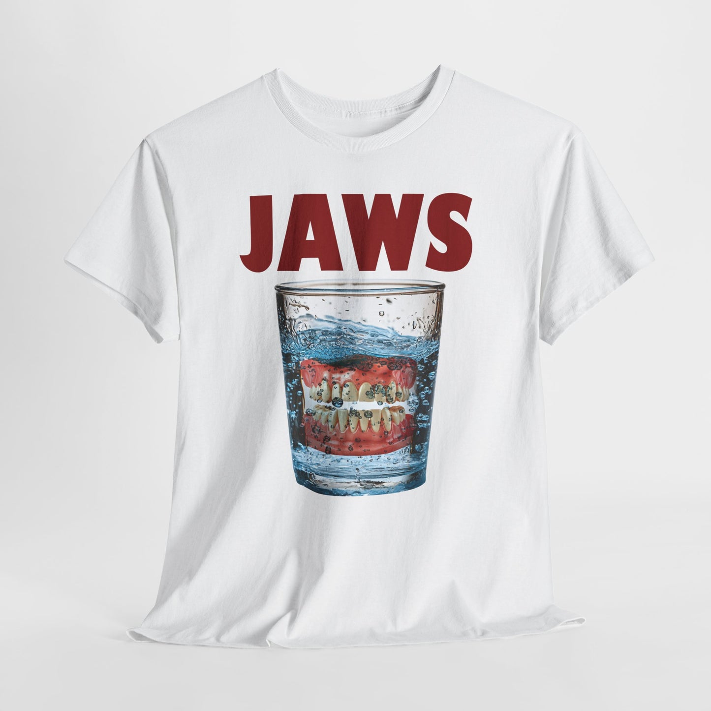 "Jaws" - parodia z protezą w szklance wody