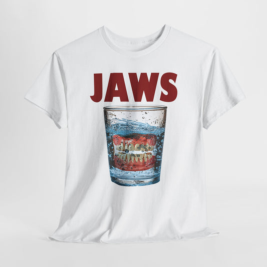 "Jaws" - parodia z protezą w szklance wody