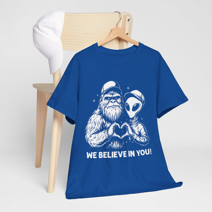 „We Believe in you!” – Wielka Stopa i Obcy robiący serce