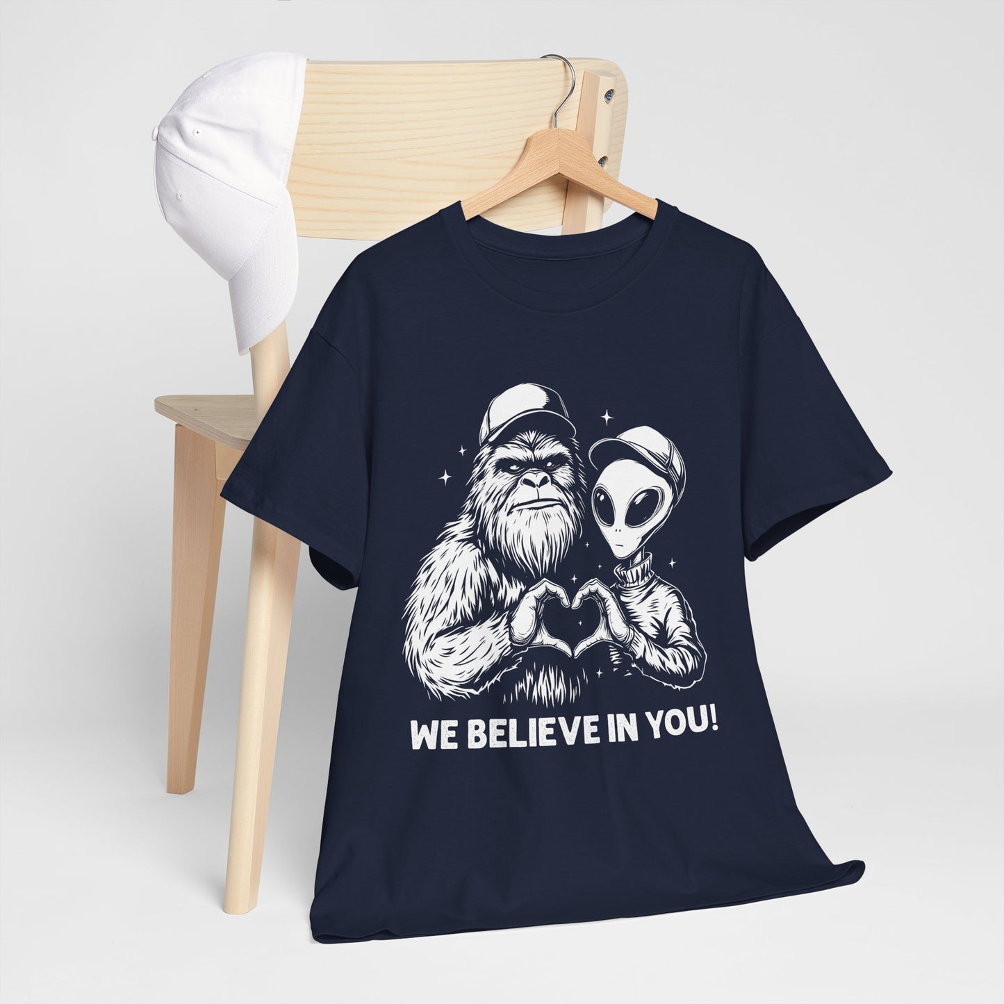„We Believe in you!” – Wielka Stopa i Obcy robiący serce