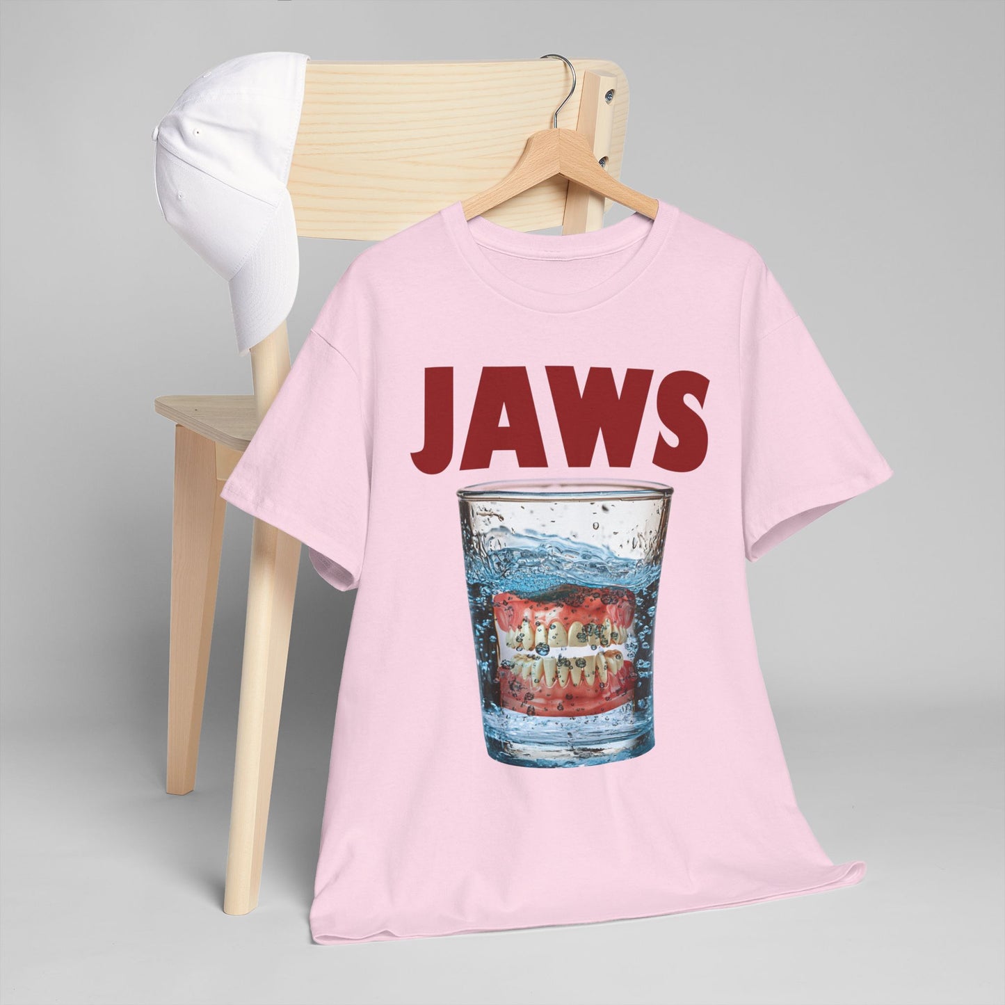 "Jaws" - parodia z protezą w szklance wody