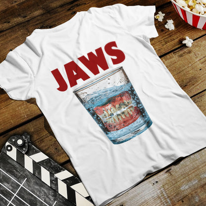 "Jaws" - parodia z protezą w szklance wody