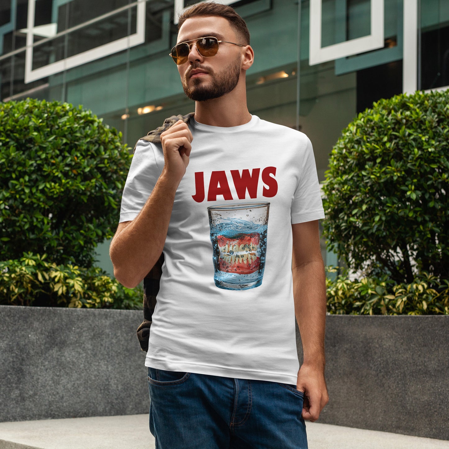 "Jaws" - parodia z protezą w szklance wody