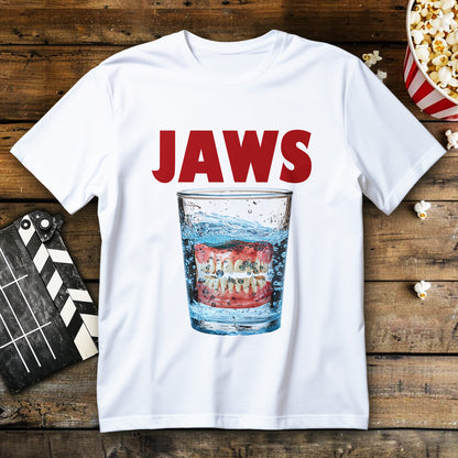 koszulka z nadrukiem JAWS, szklanka wody z zanurzonymi sztucznymi zębami i bąbelkami