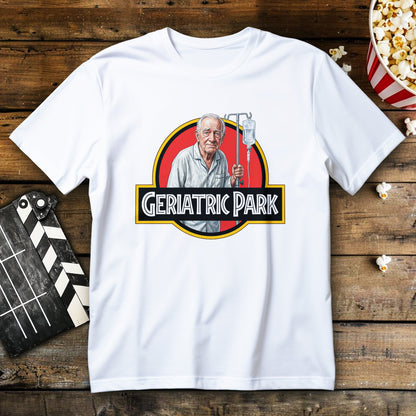 koszulka z nadrukiem GERIATRIC PARK, starszy pan w piżamie z kroplówką w okrągłym znaku na czarnym tle