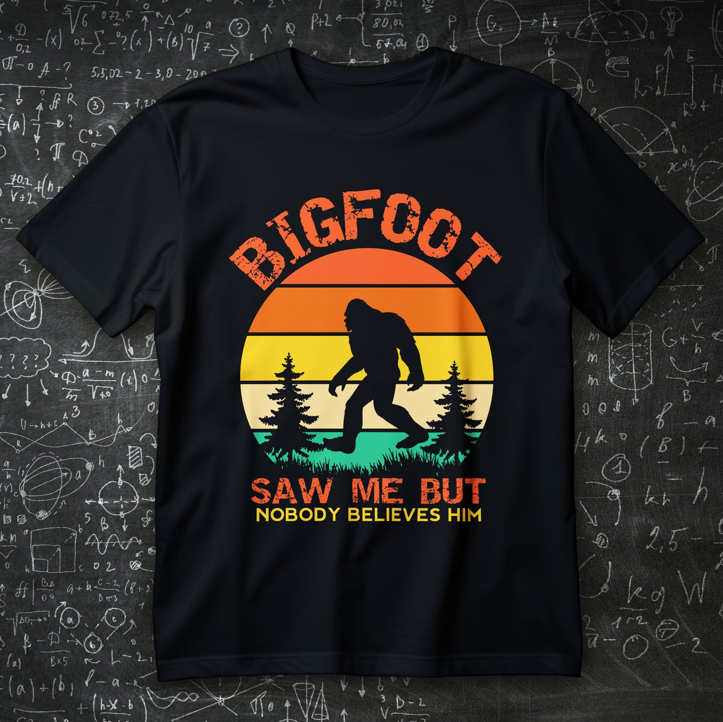 śmieszna koszulka z nadrukiem, tekst BIGFOOT SAW ME BUT NOBODY BELIEVES HIM, sylwetka bigfoota i retro pasy z drzewami