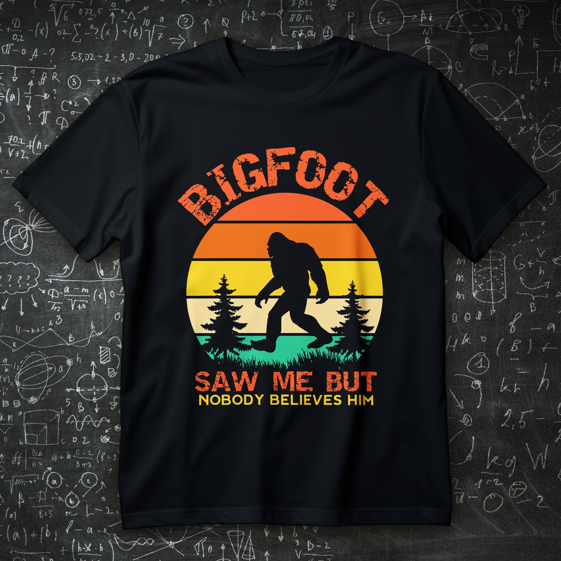 śmieszna koszulka z nadrukiem, tekst BIGFOOT SAW ME BUT NOBODY BELIEVES HIM, sylwetka bigfoota i retro pasy z drzewami