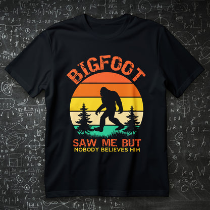 śmieszna koszulka z nadrukiem, tekst BIGFOOT SAW ME BUT NOBODY BELIEVES HIM, sylwetka bigfoota i retro pasy z drzewami
