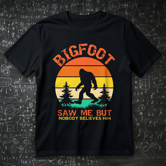 śmieszna koszulka z nadrukiem, tekst BIGFOOT SAW ME BUT NOBODY BELIEVES HIM, sylwetka bigfoota i retro pasy z drzewami