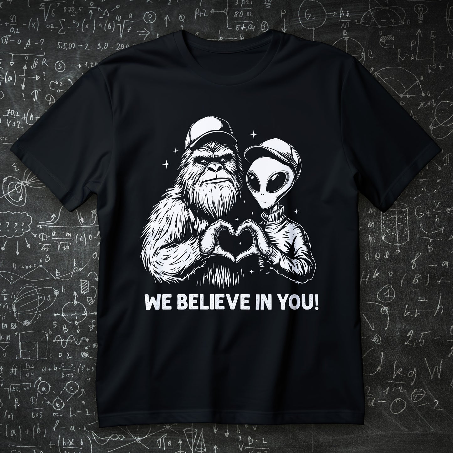 koszulka z nadrukiem, bigfoot i obcy w czapkach pokazują znak serca, napis WE BELIEVE IN YOU!