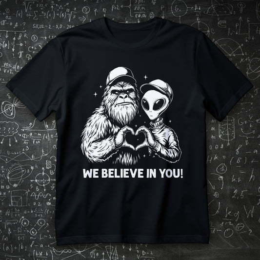 koszulka z nadrukiem, bigfoot i obcy w czapkach pokazują znak serca, napis WE BELIEVE IN YOU!