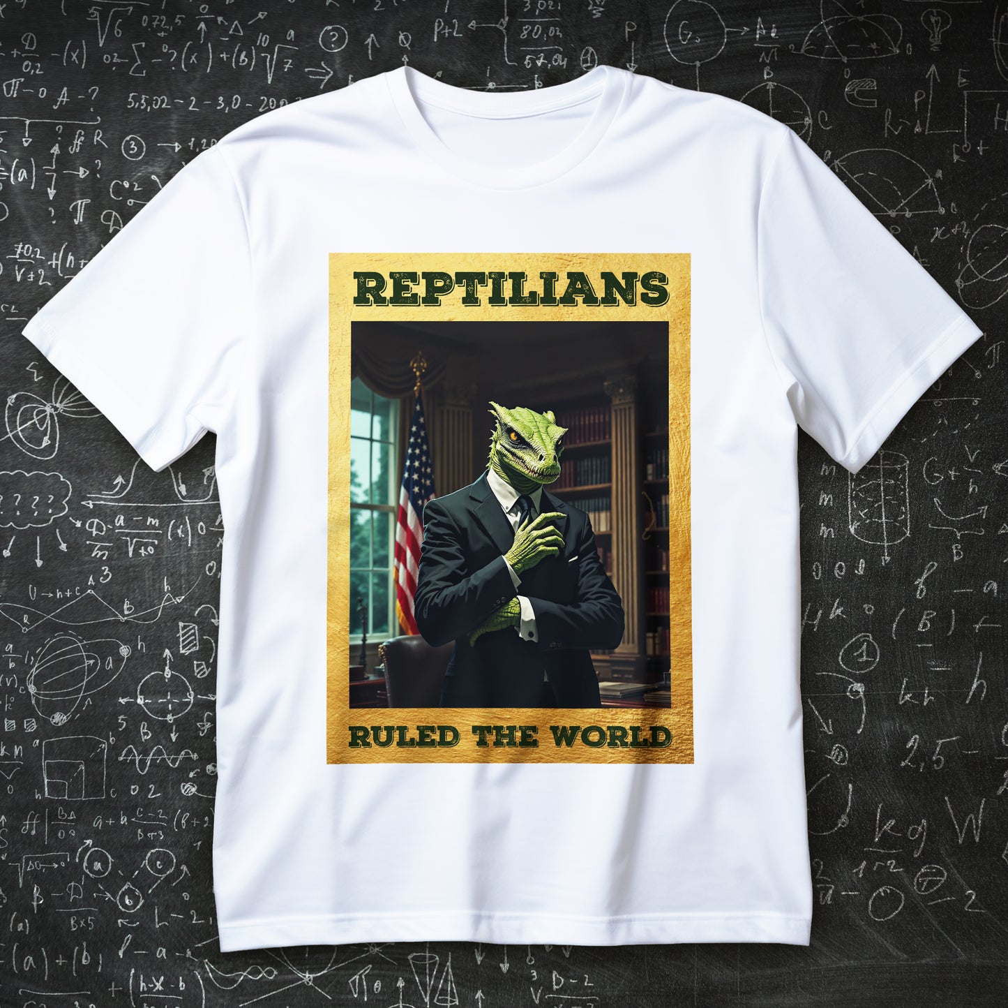 koszulka z nadrukiem REPTILIANS RULED THE WORLD, reptilianin w garniturze w gabinecie z flagą USA