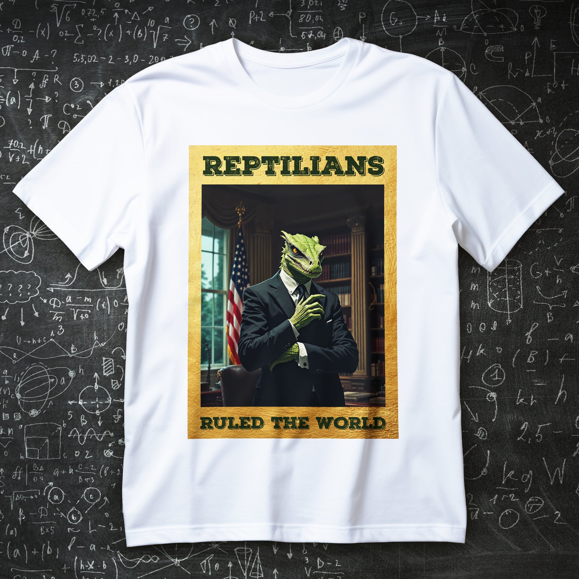 koszulka z nadrukiem REPTILIANS RULED THE WORLD, reptilianin w garniturze w gabinecie z flagą USA