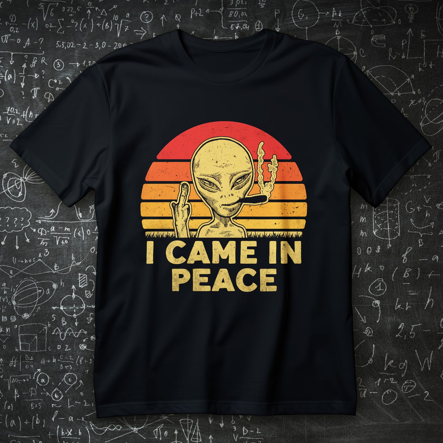 śmieszna koszulka z nadrukiem I CAME IN PEACE, obcy na tle retro zachodu słońca z dymiącym skrętem i gestem