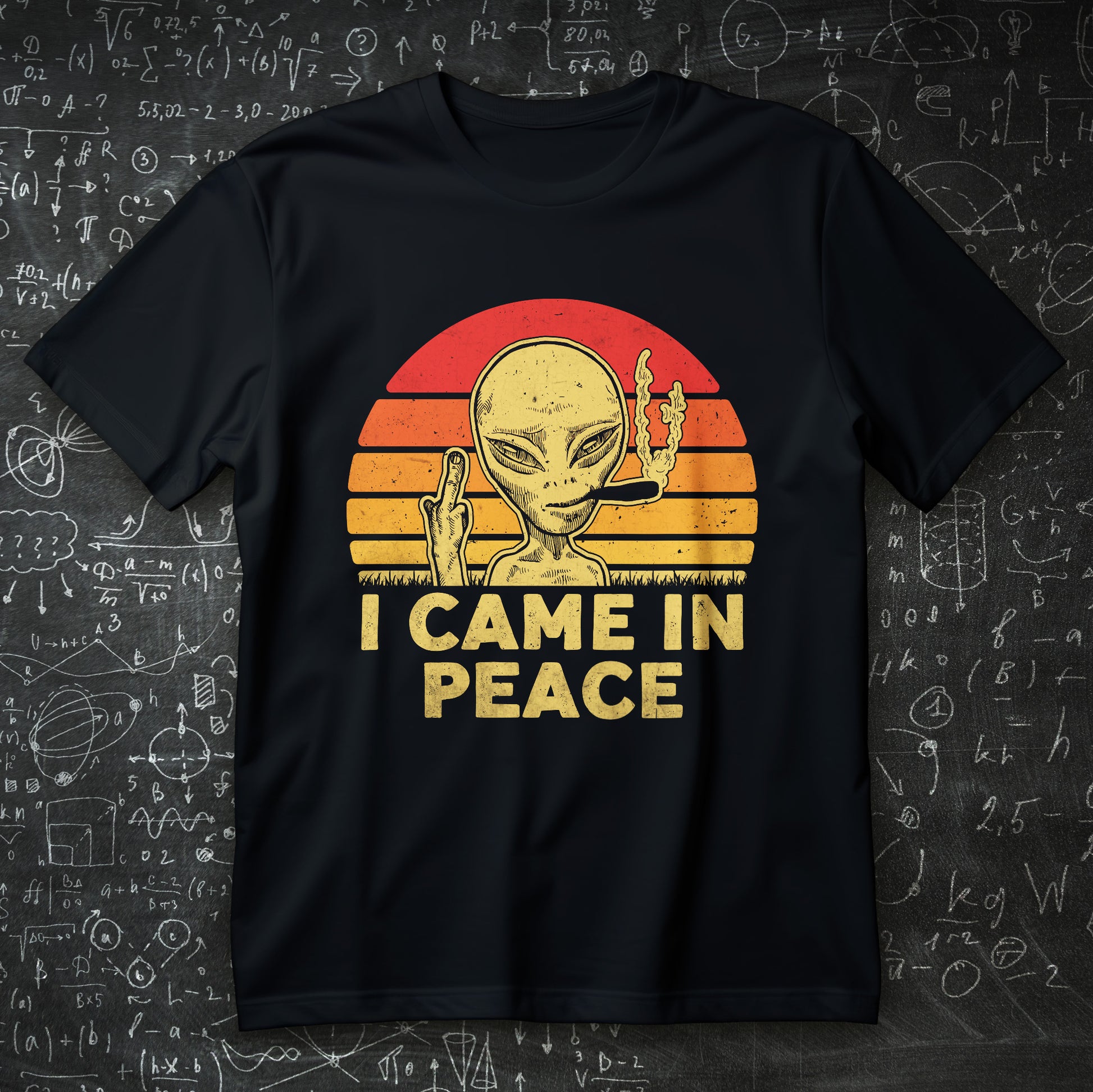 śmieszna koszulka z nadrukiem I CAME IN PEACE, obcy na tle retro zachodu słońca z dymiącym skrętem i gestem