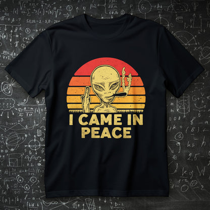 śmieszna koszulka z nadrukiem I CAME IN PEACE, obcy na tle retro zachodu słońca z dymiącym skrętem i gestem