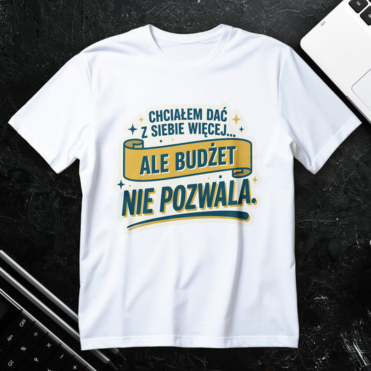 Koszulka z napisem Chciałem dać z siebie więcej... ale budżet nie pozwala, typografia na wstędze z gwiazdkami