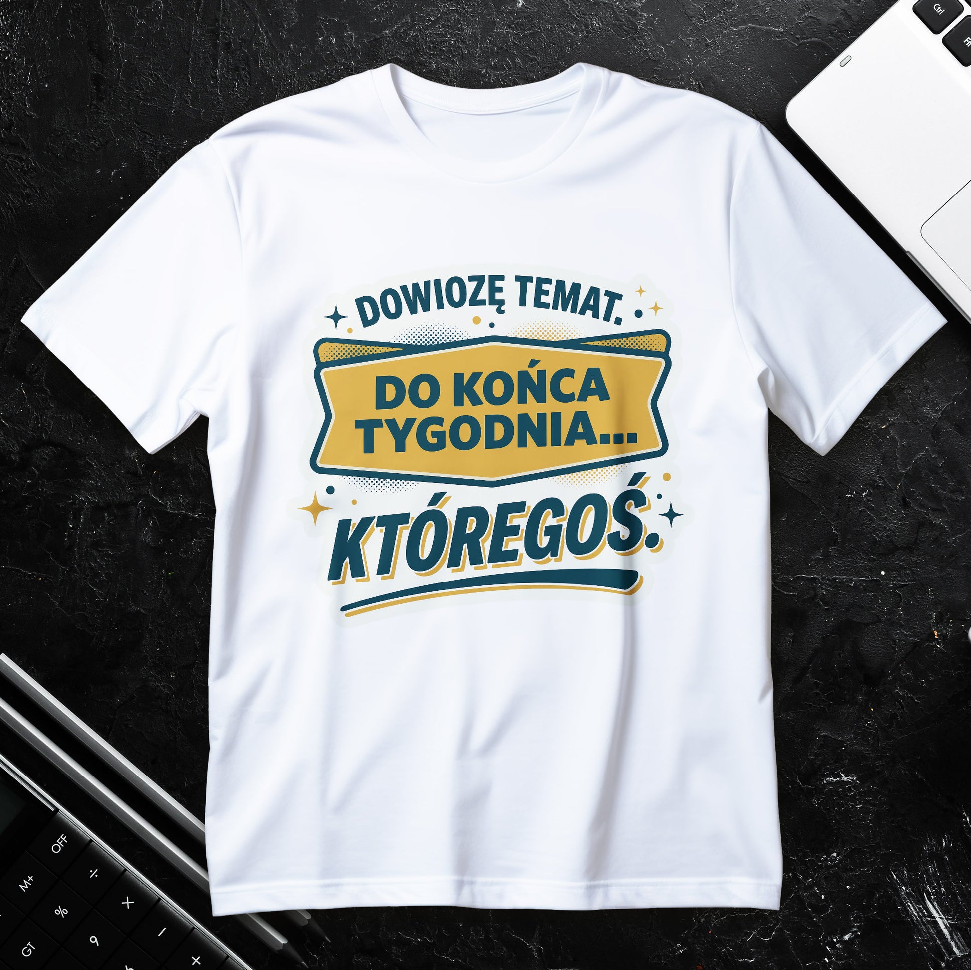 Koszulka z napisem Dowiozę temat do końca tygodnia któregoś, retro typografia na plakietce