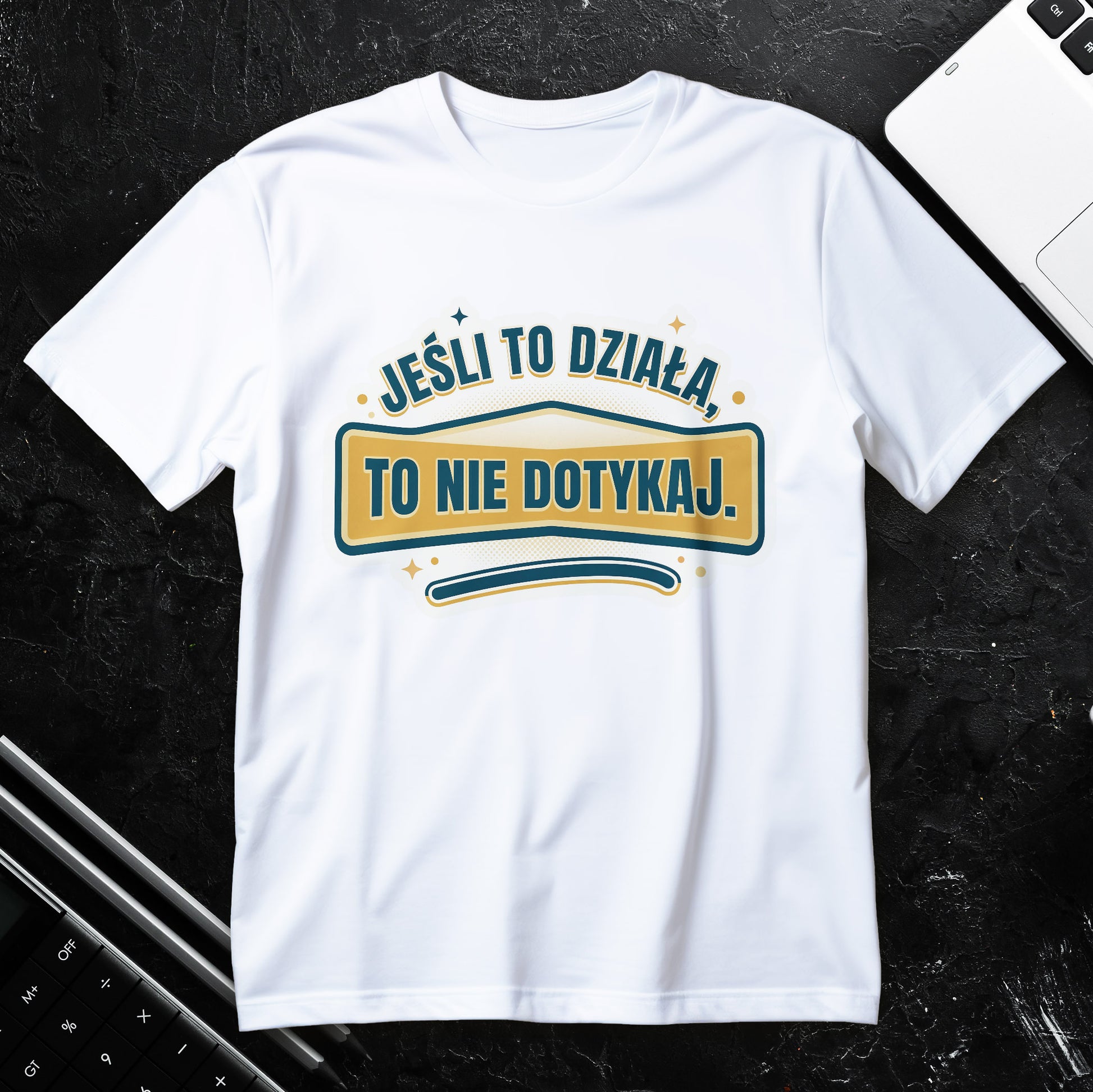 Koszulka jeśli to działa to nie dotykaj, typograficzny nadruk w retro plakietce z wstęgą