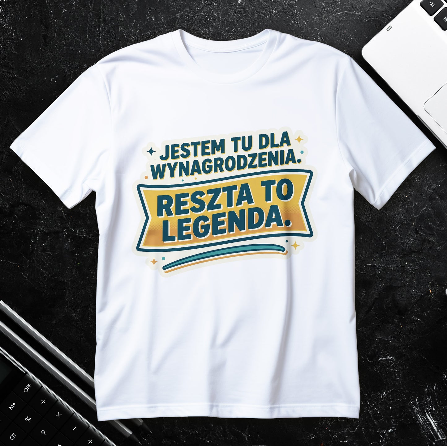 Koszulka z napisem jestem tu dla wynagrodzenia, retro plakietka z wstega i tekstem reszta to legenda