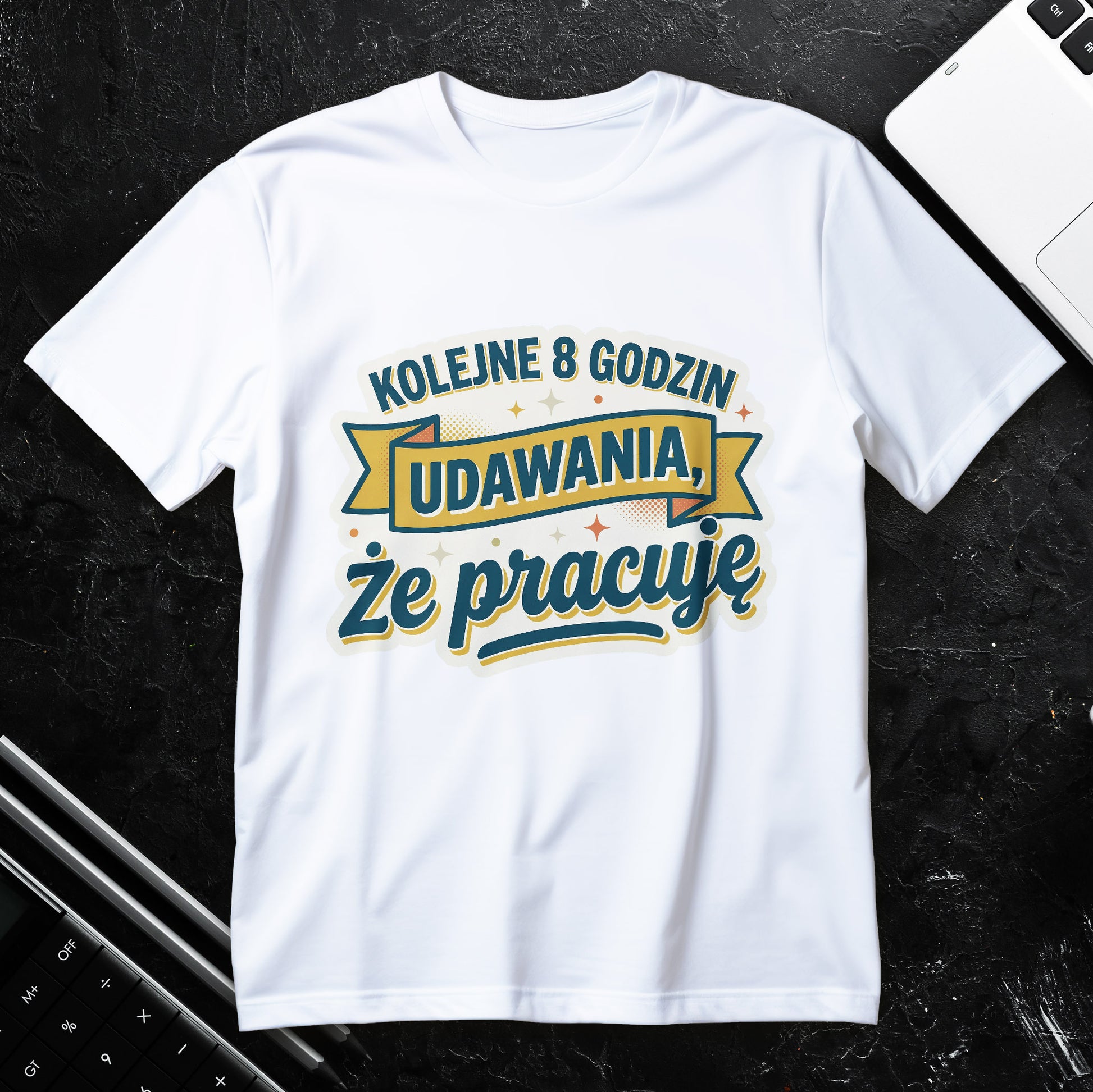 Koszulka z napisem Kolejne 8 godzin udawania, że pracuję, retro plakietka z wstążką i ozdobnymi iskierkami