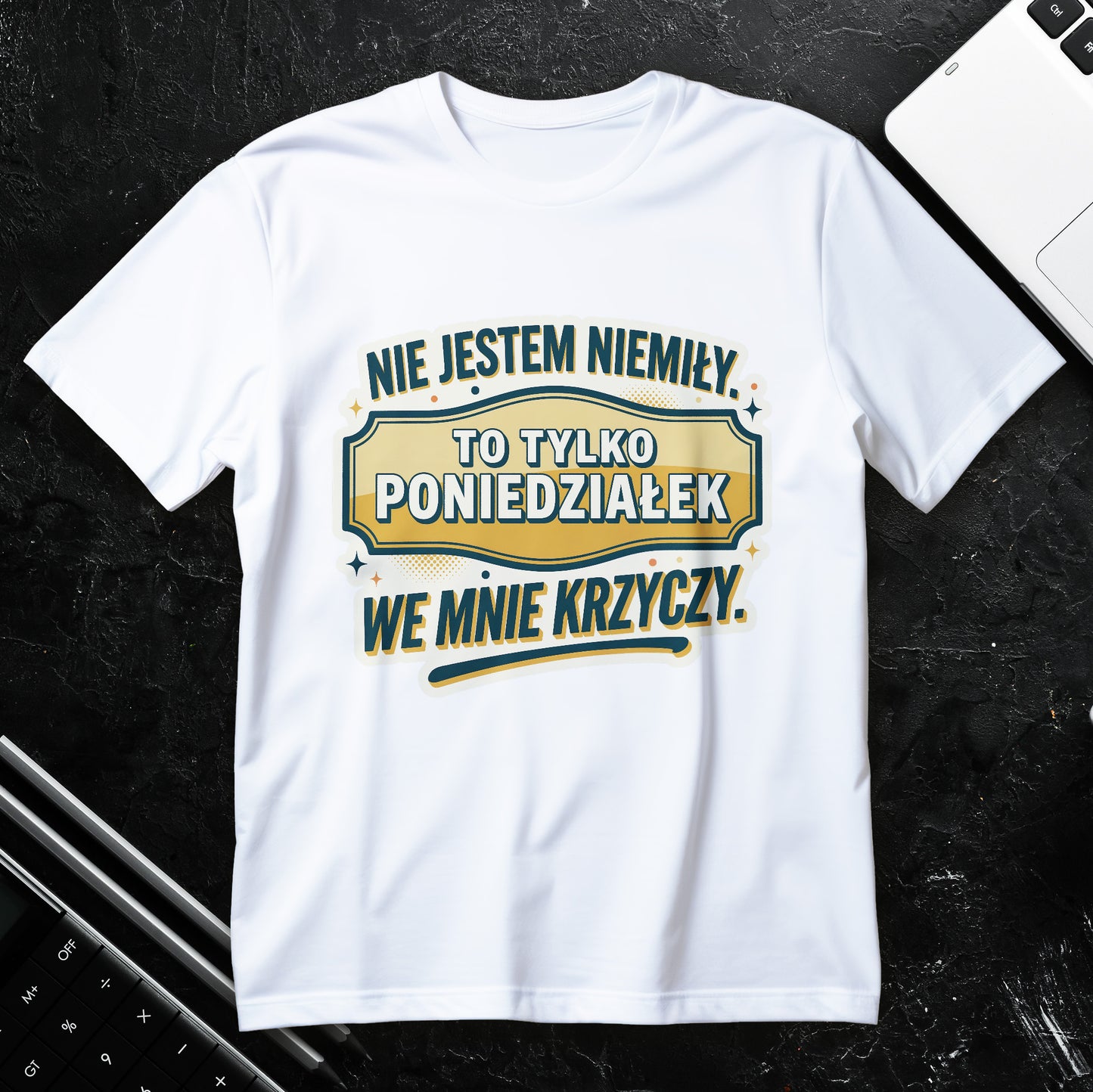 Koszulka z napisem Nie jestem niemiły, to tylko poniedziałek we mnie krzyczy – retro plakietka z banerem i ozdobnymi gwiazdkami