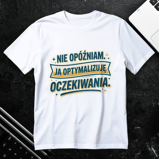 Koszulka z napisem Nie opóźniam ja optymalizuję oczekiwania – retro plakietka z banerem i ozdobnymi gwiazdkami