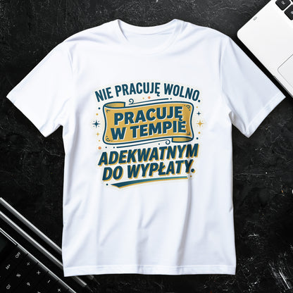 Koszulka z napisem Nie pracuję wolno. Pracuję w tempie adekwatnym do wypłaty, retro typografia złoto-zielona