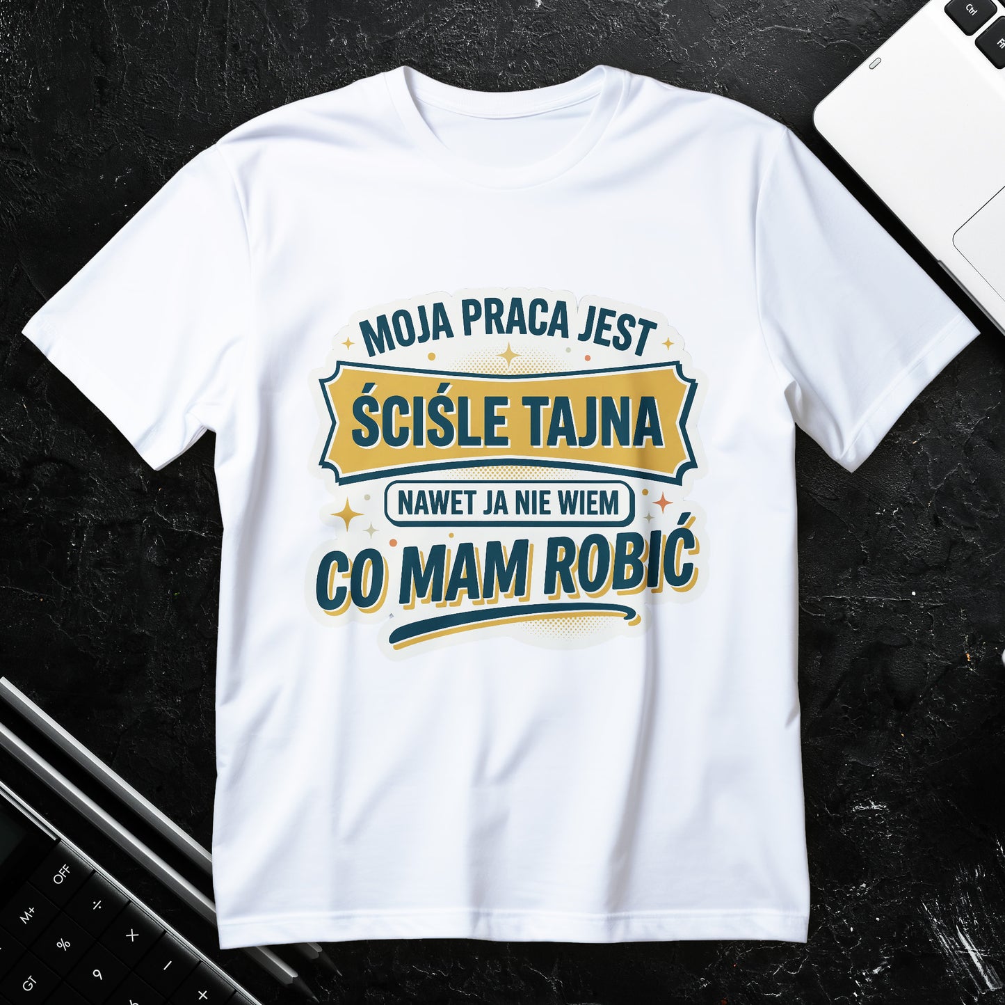 Koszulka z napisem Moja praca jest ściśle tajna, retro typografia w kolorach złota i zieleni, duży napis
