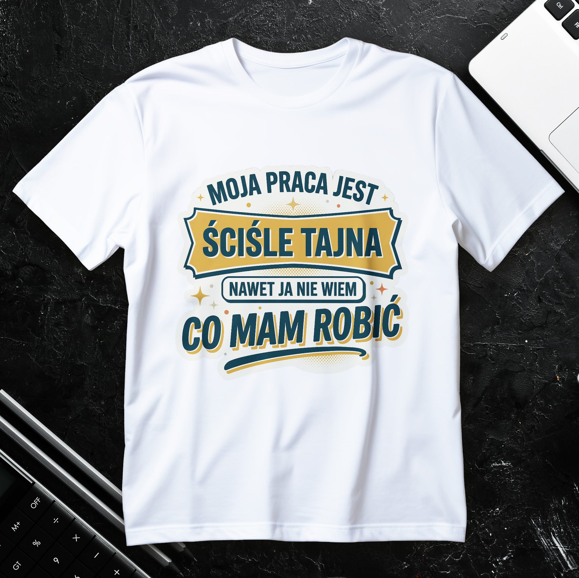 Koszulka z napisem Moja praca jest ściśle tajna, retro typografia w kolorach złota i zieleni, duży napis