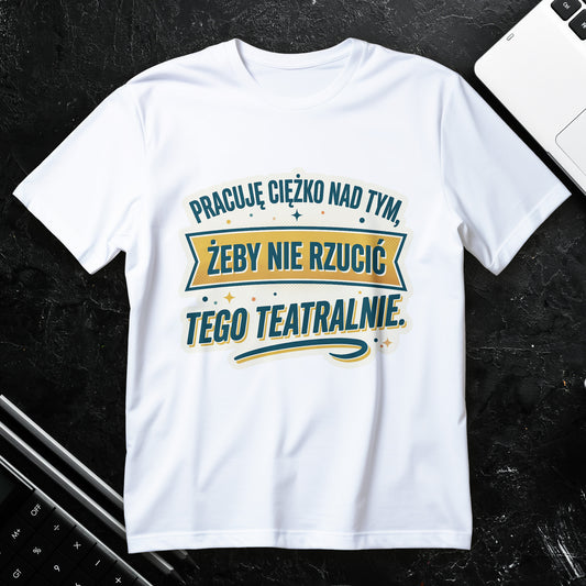 Koszulka z napisem Pracuję ciężko nad tym, żeby nie rzucić tego teatralnie, typograficzny nadruk retro