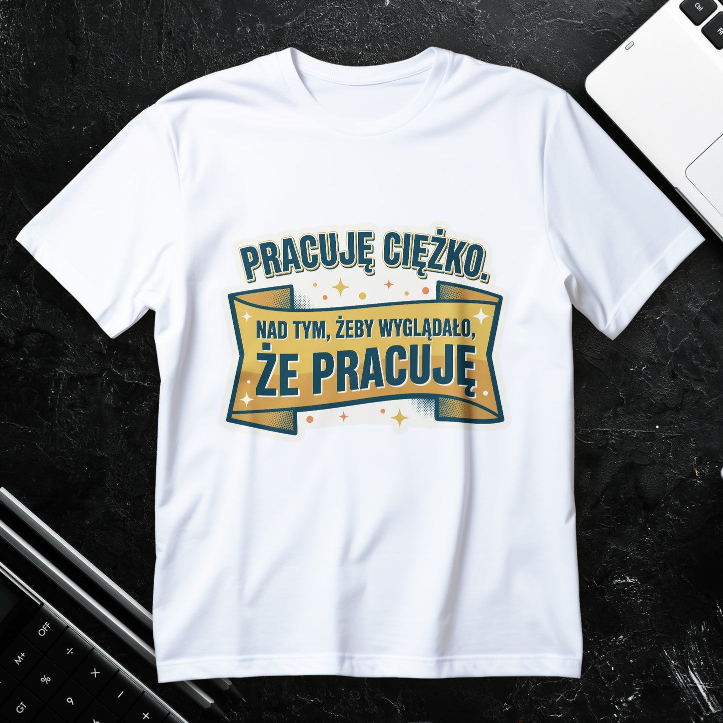 Koszulka z napisem Pracuję ciężko, nad tym, żeby wyglądało, że pracuję, retro typografia w kolorach złota i zieleni