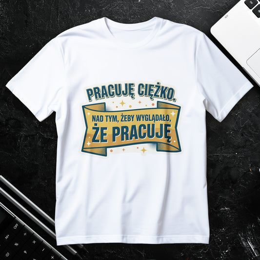 Koszulka z napisem Pracuję ciężko, nad tym, żeby wyglądało, że pracuję, retro typografia w kolorach złota i zieleni