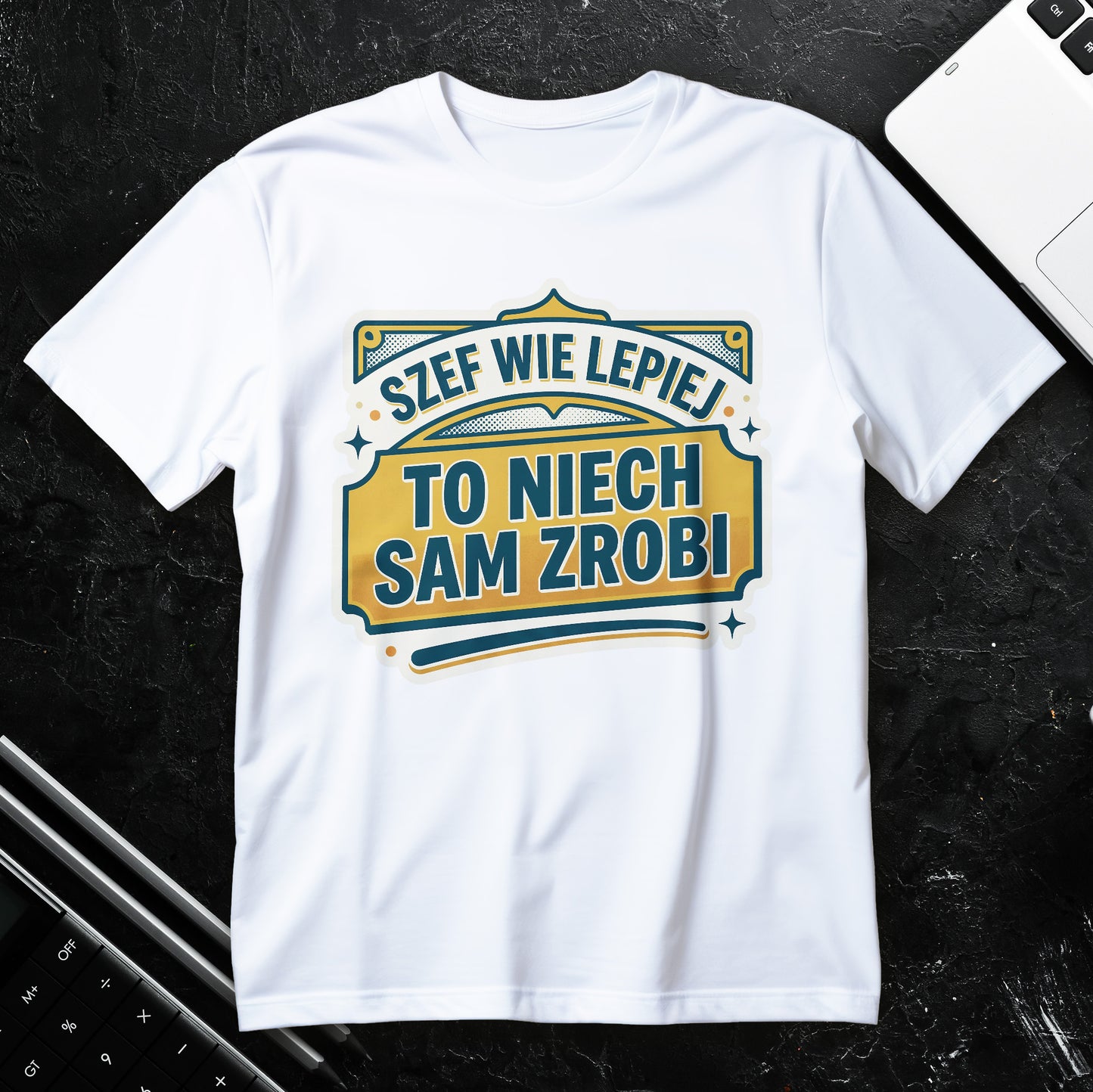 Koszulka z nadrukiem Szef wie lepiej - to niech sam zrobi, typograficzny napis retro w kolorach złota i zieleni