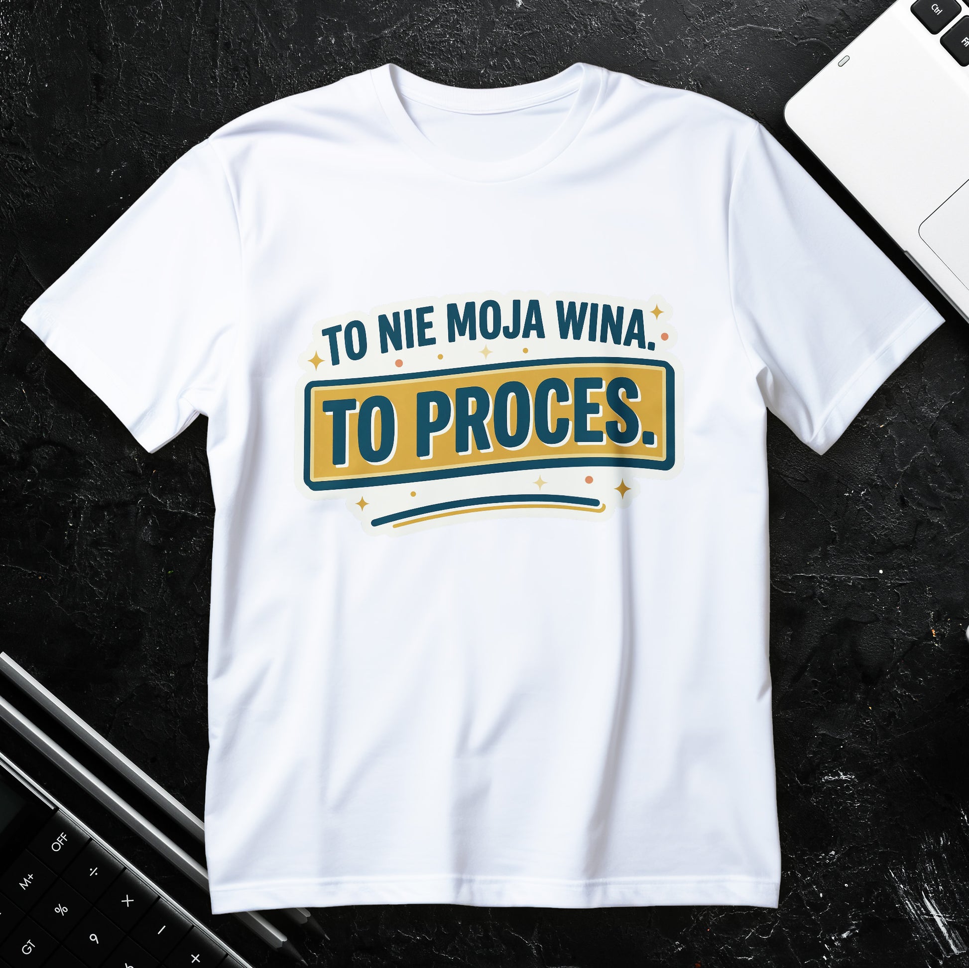 Koszulka z napisem To nie moja wina. To proces., typograficzny nadruk retro w kolorach złota i zieleni